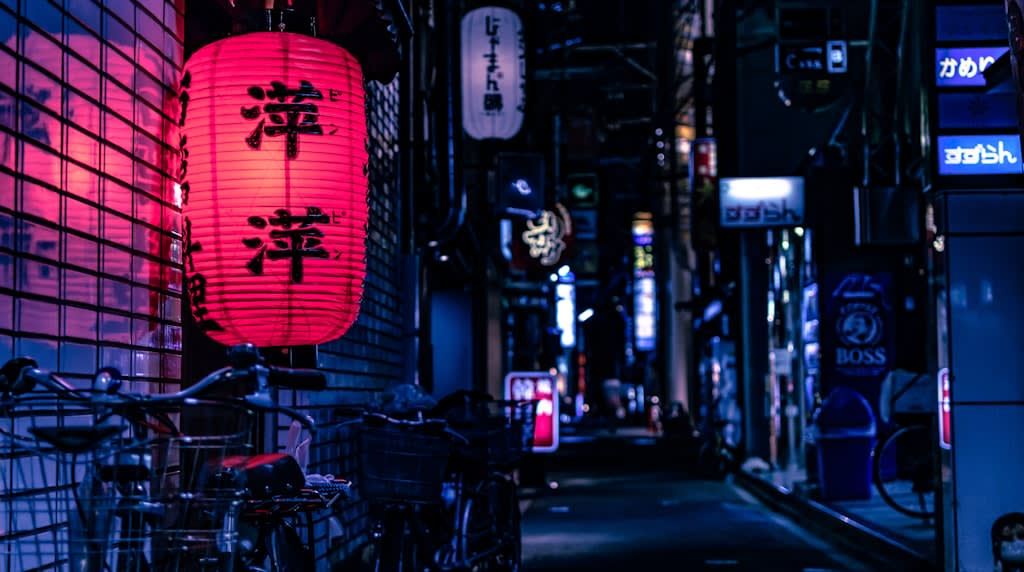 東京の通りでお辞儀するビジネスパーソンたち