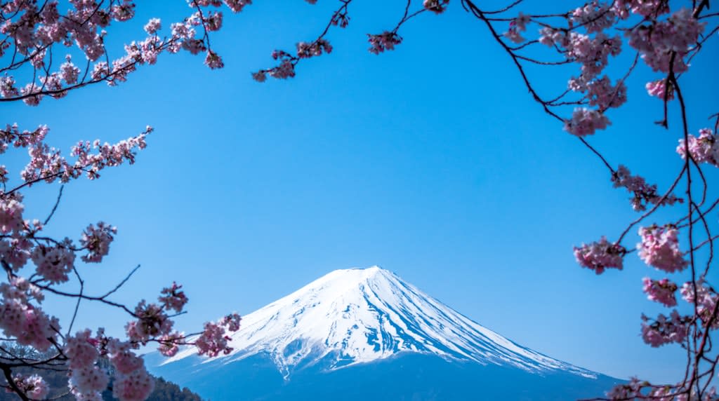 教室を掃除する日本の小学生たち